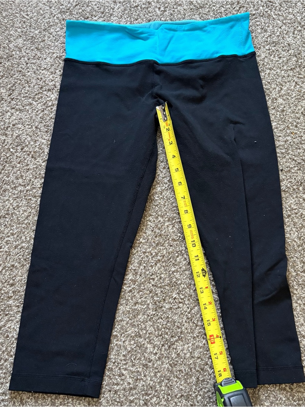 Lululemon black and pink cropped Capri leggings